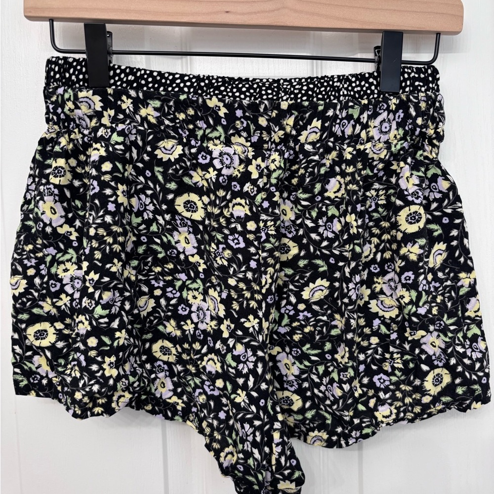 Black Floral Flowy Shorts | Vanilla Star Size S - Picture 2 of 5